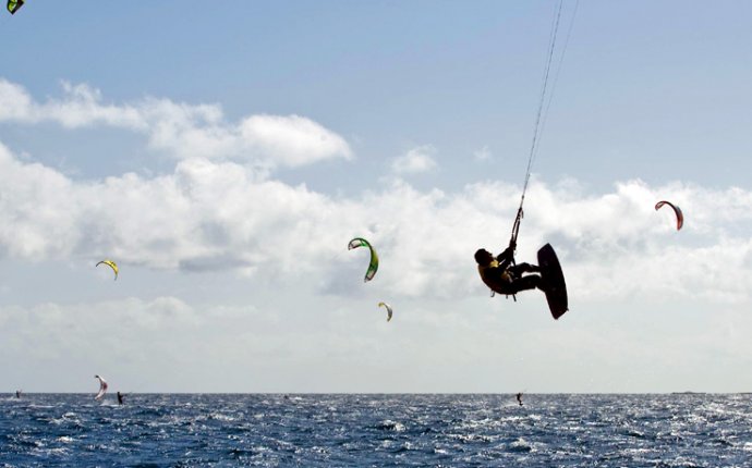 Surfen, Windsurfen und Kitesurfen. Super Wellen und super Wetter